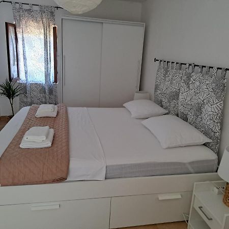 Family Apartment In Center Of Murter Ngoại thất bức ảnh